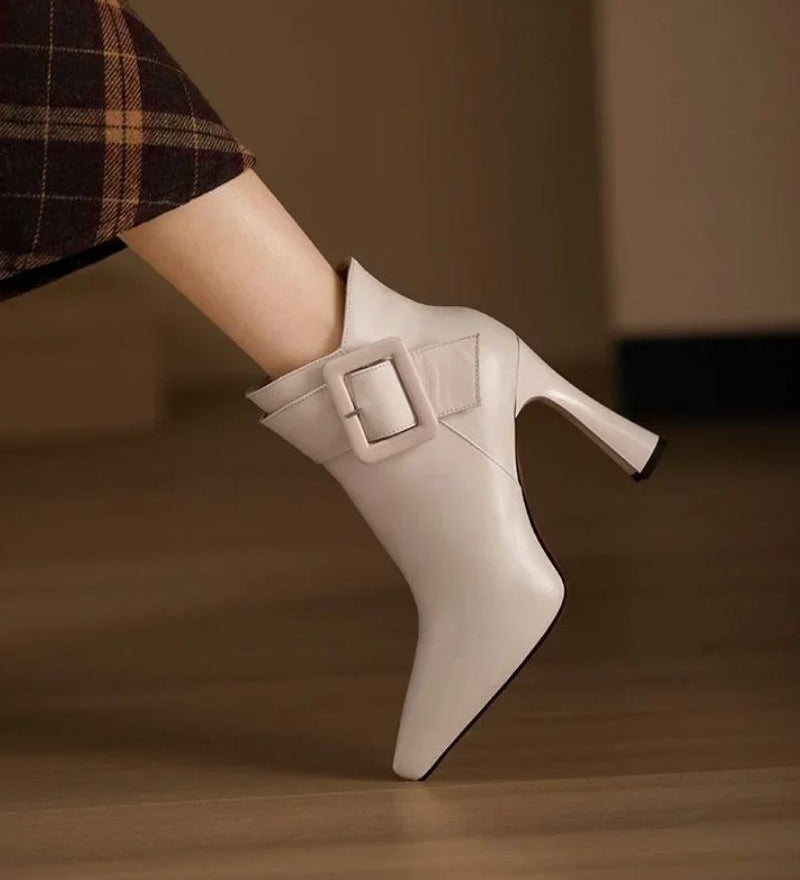 DELACROIX | Botines Signature con Tacón y Hebilla Oversize