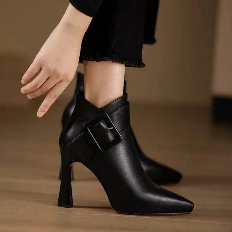 DELACROIX | Botines Signature con Tacón y Hebilla Oversize
