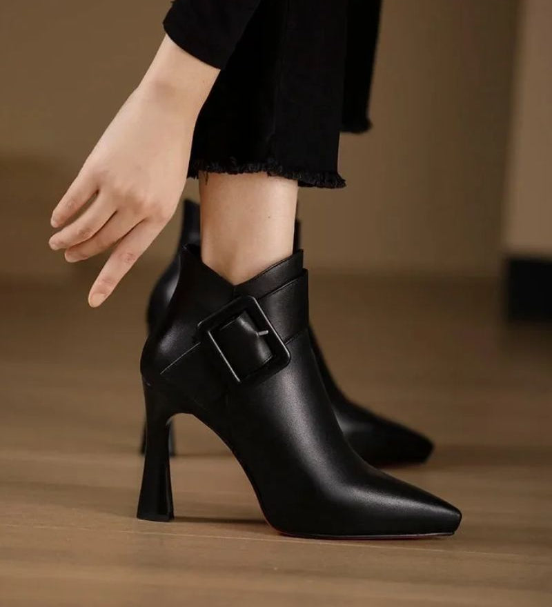 DELACROIX | Botines Signature con Tacón y Hebilla Oversize