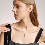 Selina™ | Collar con Colgante de Cruz y Huella