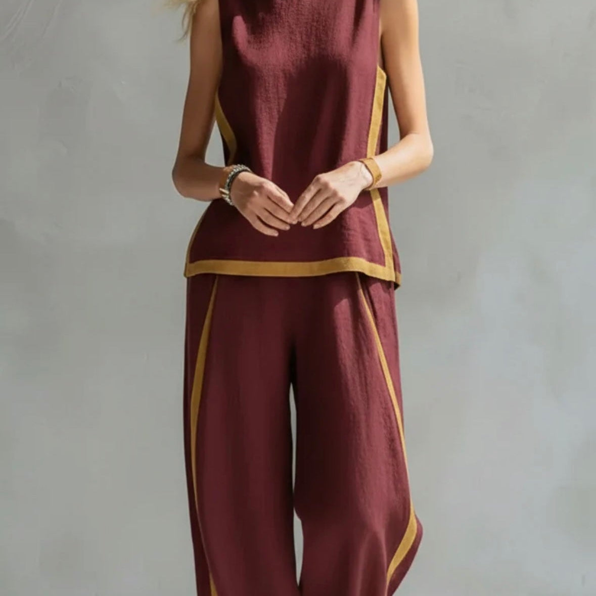 Leila - Conjunto elegante y casual de chaleco y pantalones de algodón y lino gris con bordes en dos tonalidades.