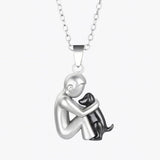 Alora™ | Collar con Colgante en Forma de Abrazo