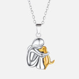 Alora™ | Collar con Colgante en Forma de Abrazo