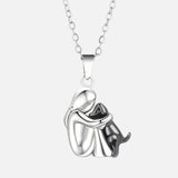 Alora™ | Collar con Colgante en Forma de Abrazo